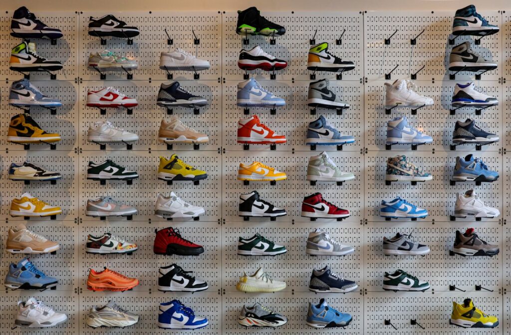 Schuhe auf einer Wand