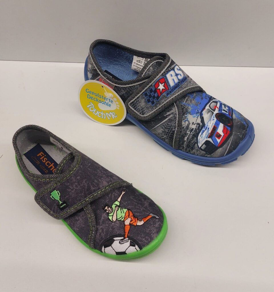 Fischer Kinder-Hausschuhe Jungen – Fußball und Rennauto-Motiv gepolsterte Decksohle – Schuhe für Alle Löbau